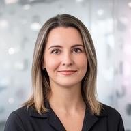 Retrato de Kateryna Markis en una oficina luminosa con fondo de cristal esmerilado